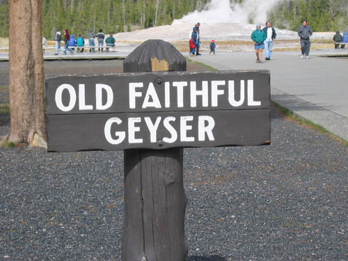 Schild des Old Faithful Geysirs